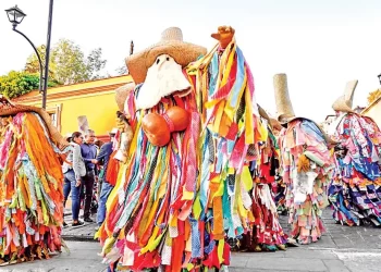Entre “diablos y viejos” llega el colorido del carnaval a Oaxaca