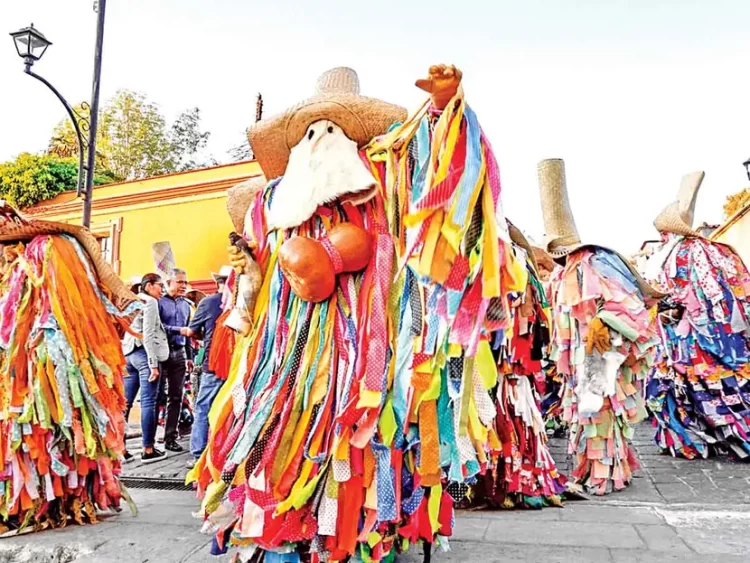 Entre “diablos y viejos” llega el colorido del carnaval a Oaxaca