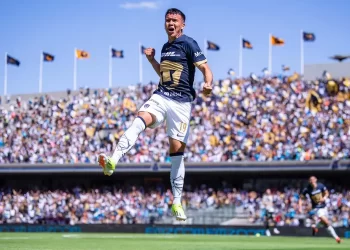 Pumas golea 3-0 a Puebla y escala al sexto lugar general