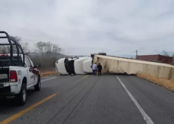 Vuelca tráiler en carretera Victoria-Monterrey, a la altura de Hidalgo.