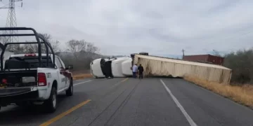 Vuelca tráiler en carretera Victoria-Monterrey, a la altura de Hidalgo.