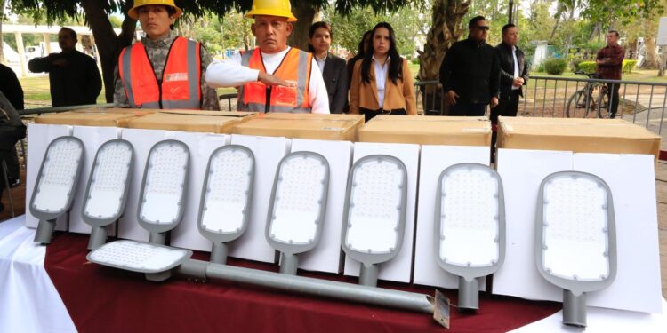 Entrega Américo Villarreal apoyos para mejorar servicios e infraestructura en Victoria