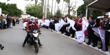 Entrega Américo Villarreal apoyos para mejorar servicios e infraestructura en Victoria