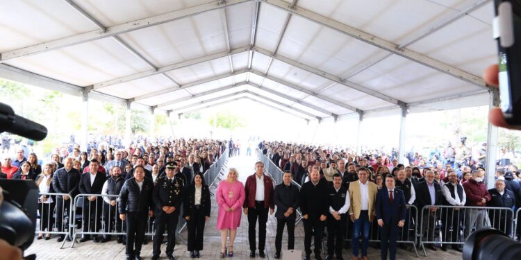 Entrega Américo Villarreal apoyos para mejorar servicios e infraestructura en Victoria