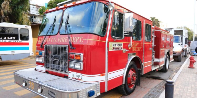 Entrega Américo Villarreal apoyos para mejorar servicios e infraestructura en Victoria