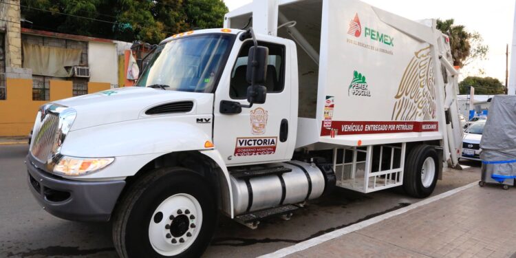 Entrega Américo Villarreal apoyos para mejorar servicios e infraestructura en Victoria