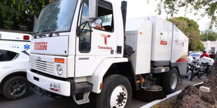 Entrega Américo Villarreal apoyos para mejorar servicios e infraestructura en Victoria