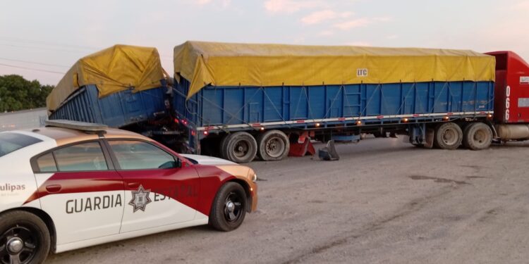 Cierran carretera a Tula por choque de trailers