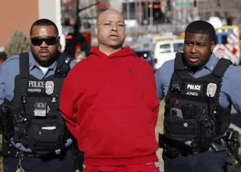 Tras tiroteo en desfile Biden busca prohibir armas de asalto; confirman muerte de locutora