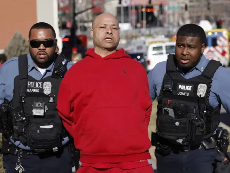 Tras tiroteo en desfile Biden busca prohibir armas de asalto; confirman muerte de locutora