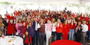 Celebran Lucy y Lalo Día del Amor y de la Amistad junto al equipo DIF Victoria.