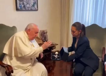 Sheinbaum pide al Papa bendecir regalo para mexicanos católicos