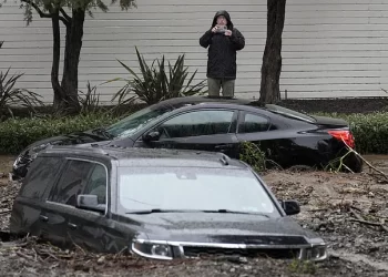 Tormentas mortales golpean California: 3 muertos y miles sin electricidad