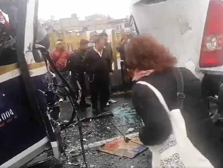 Impactante choque de autobuses en la México-Puebla deja 19 lesionados