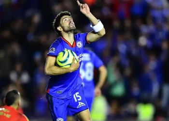 Cruz Azul se impone 1-0 a Tigres y se coloca al frente de la tabla