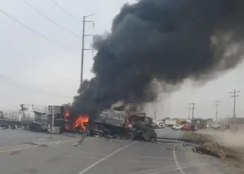 Volcadura de pipa causa cierre en carretera de Nuevo León