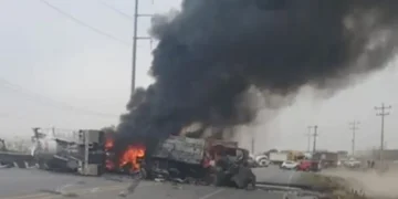 Volcadura de pipa causa cierre en carretera de Nuevo León