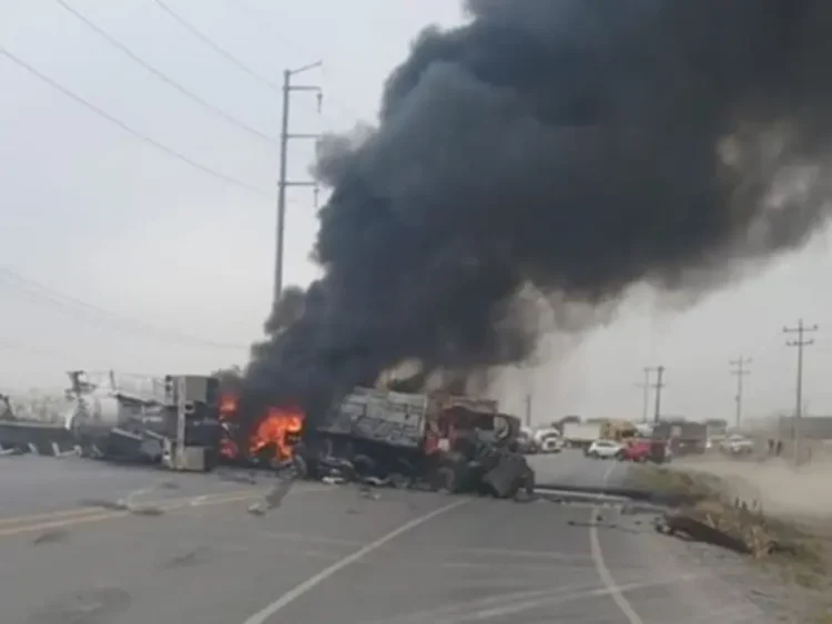 Volcadura de pipa causa cierre en carretera de Nuevo León