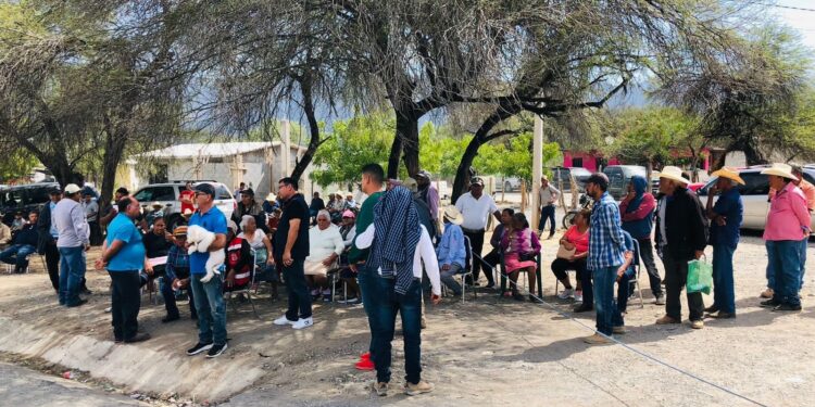 Mantienen campesinos bloqueo en la Rumbo Nuevo, exigen indemnización