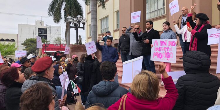 Se manifiestan ciudadanos en favor de la democracia en Cd. Victoria