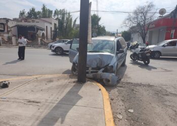 Fuerte choque vehicular, otra vez en el cruce de calles Tres y Carrera Torres