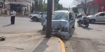 Fuerte choque vehicular, otra vez en el cruce de calles Tres y Carrera Torres
