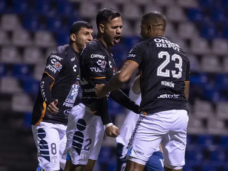 Pachuca golea 4-1 a Puebla y recupera el liderato general