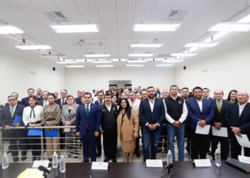 El rector Dámaso Anaya sostiene encuentro con universitarios de Tampico