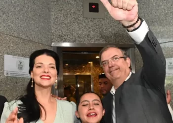 Marcelo Ebrard se registra como candidato al Senado por Morena