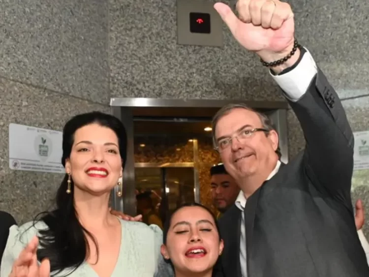 Marcelo Ebrard se registra como candidato al Senado por Morena