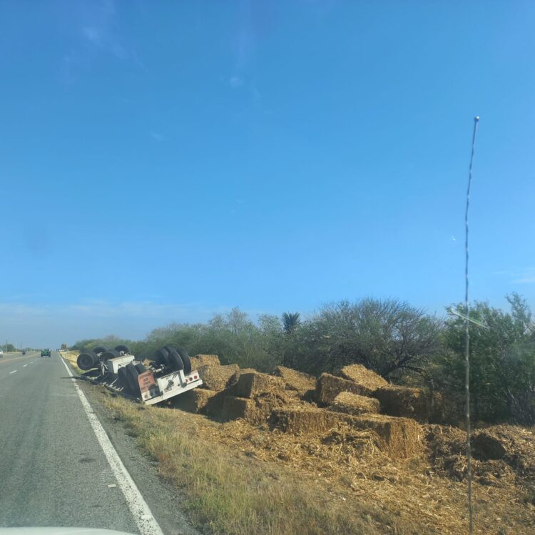 Tráiler pierde por volcadura segundo remolque en la carretera Victoria-Padilla