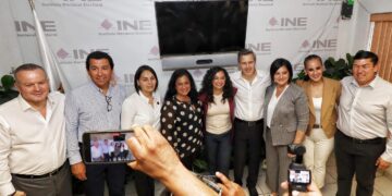 Se registran Olga Sosa y JR al senado, con respaldo de aspirantes a diputados federales 