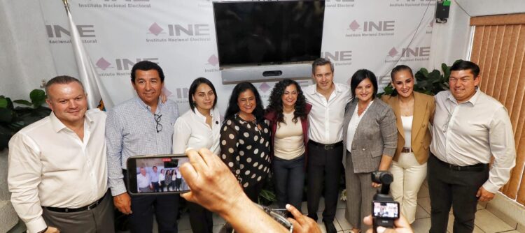 Se registran Olga Sosa y JR al senado, con respaldo de aspirantes a diputados federales 