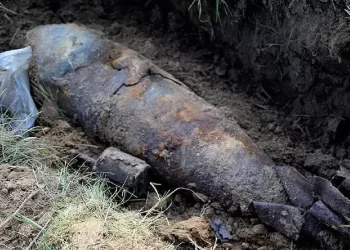 Hallan bomba nazi oculta en jardín de Inglaterra; evacuan a más de 3 mil personas