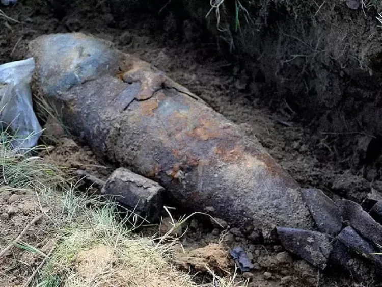 Hallan bomba nazi oculta en jardín de Inglaterra; evacuan a más de 3 mil personas