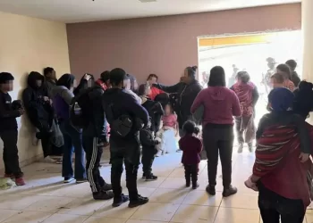 Localizan a 101 migrantes guatemaltecos en casa abandonada de Sonora
