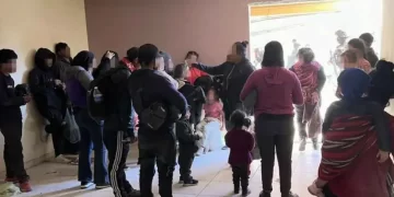 Localizan a 101 migrantes guatemaltecos en casa abandonada de Sonora