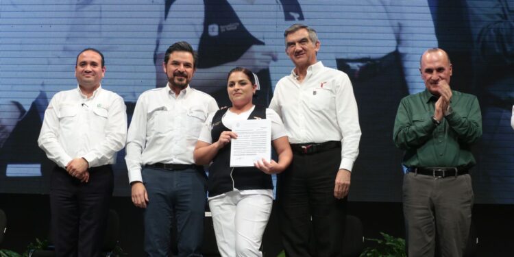 Entregan base laboral a 915 trabajadores del sector salud en Tamaulipas