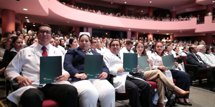 Entregan base laboral a 915 trabajadores del sector salud en Tamaulipas