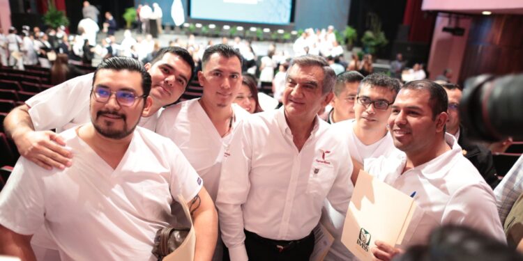 Entregan base laboral a 915 trabajadores del sector salud en Tamaulipas