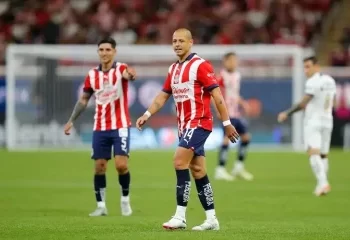 Chivas derrota 3-1 a Pumas en Guadalajara; regresa Chicharito
