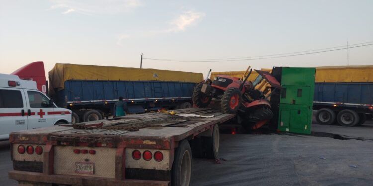 Cierran carretera a Tula por choque de trailers