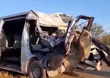 Tráiler embiste camioneta que transporta personal en Monterrey; 14 heridos