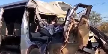 Tráiler embiste camioneta que transporta personal en Monterrey; 14 heridos