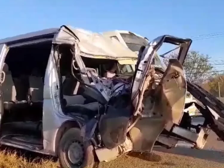 Tráiler embiste camioneta que transporta personal en Monterrey; 14 heridos