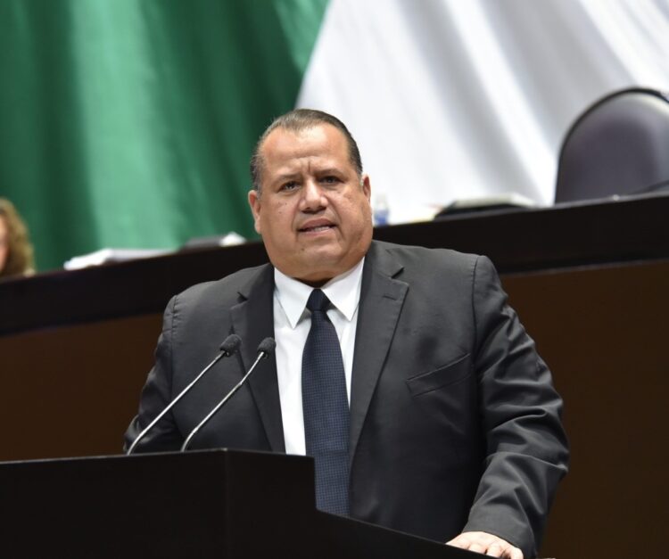 Pide Almaraz solo licencia temporal a Diputación Federal para ir a campaña