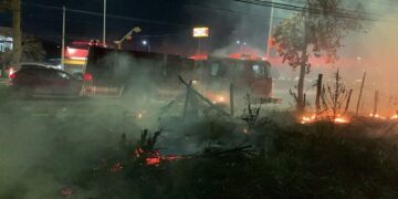 Se incendia predio baldío al norte de Cd. Victoria; bomberos lo sofocan