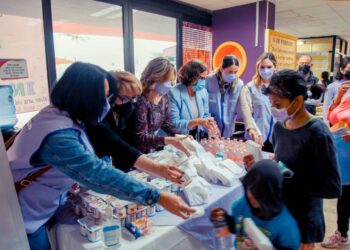 Lleva Lucy de Gattás esperanza y alegría al Hospital Infantil.