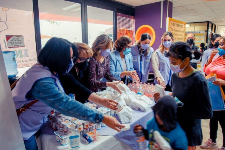 Lleva Lucy de Gattás esperanza y alegría al Hospital Infantil.