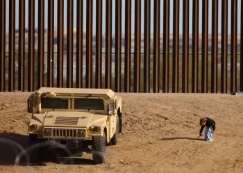 Juez de EU bloquea ley de Texas para encarcelar a migrantes que crucen la frontera